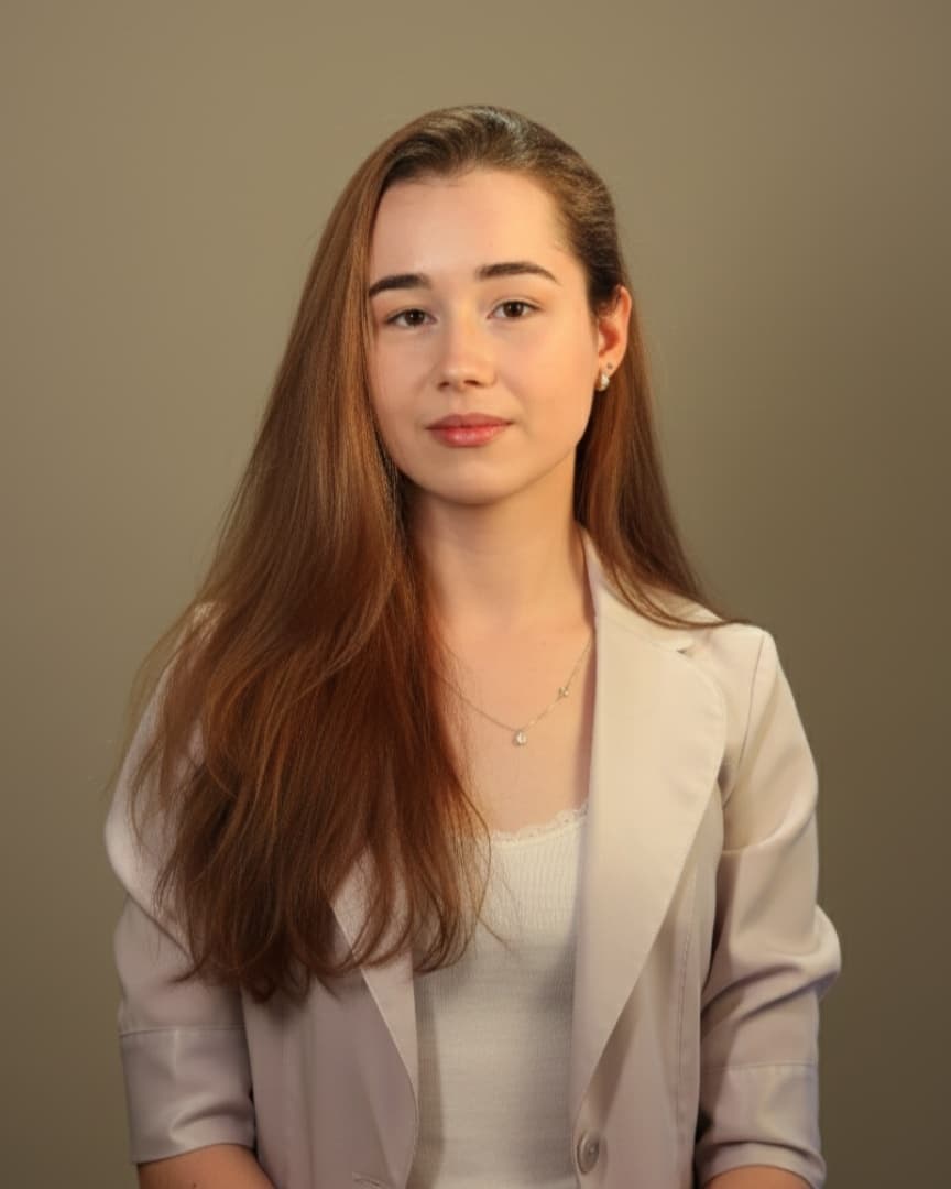 Jéssica Aurora, psicóloga clínica, sorrindo em ambiente acolhedor de consultório